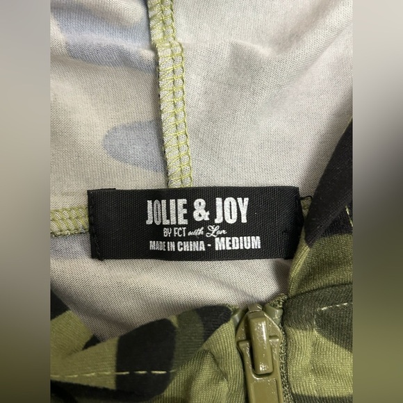 Woman’s Jolie + Joe Medium Pullover Green Camo Sweatshirt With Hood (0347) - Picture 6 of 8